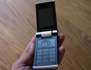 Illustration for article titled O2 Cocoon Designer Cellphone Unboxing